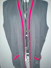 Gilet grigio con banda rossa.
