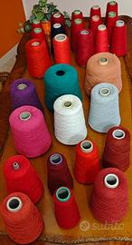 28 Rocchetti di filati vari multicolore