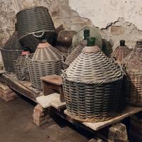 Damigiane di varie forme e dimensioni 