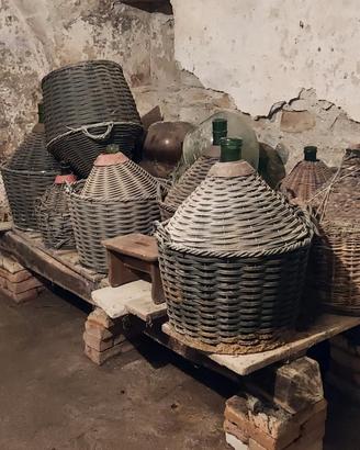 Damigiane di varie forme e dimensioni 