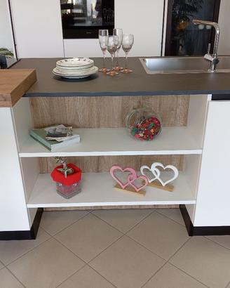 cucina bianca lineare con isola