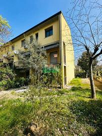 Villa di 180 m² con più di 5 locali e box auto a R
