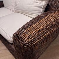 Divano in rattan con cuscini casa o veranda