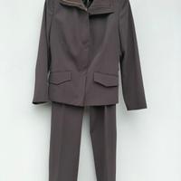 Giacca e pantaloni per donna.