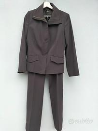 Giacca e pantaloni per donna.