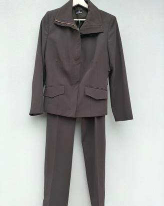 Giacca e pantaloni per donna.