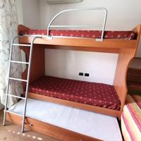 Letto a castello triplo con tre materassi