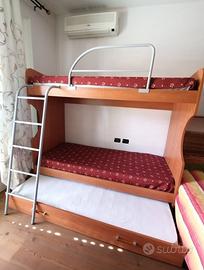 Letto a castello triplo con tre materassi