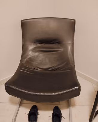 Poltrona in pelle della Cassina ena pouf