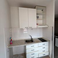 Cucina con piano a induzione tavolo sedie mobile