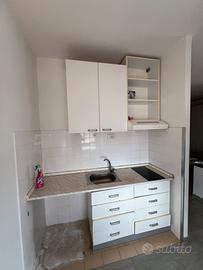 Cucina con piano a induzione tavolo sedie mobile