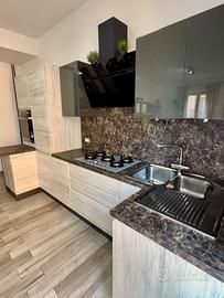 Cucina Hotpoint Ariston + mobile TV stesso design