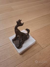 Piccola scultura decorativa in bronzo fuso di Lupo