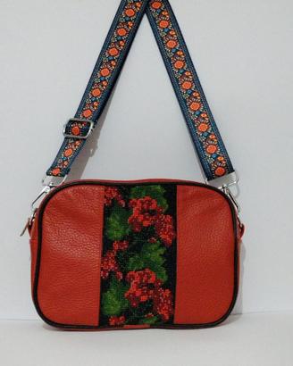 Borsa a tracolla in pelle con perline ricamate