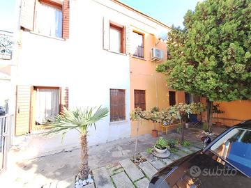 BIFAMILIARE SU 2 LIVELLI IN CENTRO