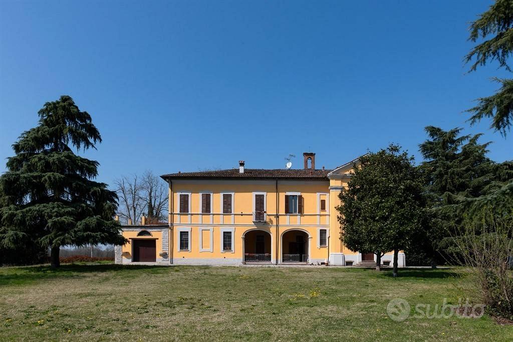 Rustico / Casale di 670 m² con più di 5 locali e b - Altro