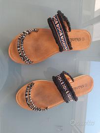 Sandali infradito da donna con un design etnico