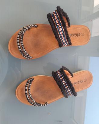 Sandali infradito da donna con un design etnico