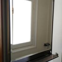 Specchio bagno con eventuali accessori