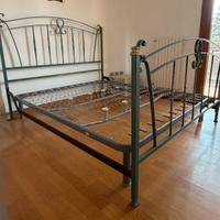 Letto in ferro battuto e rete matrimoniale