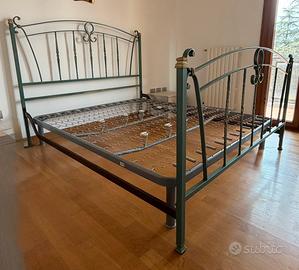 Letto in ferro battuto e rete matrimoniale