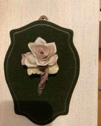Roselline in porcellana fine su supporto velluto