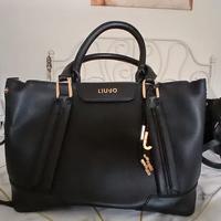 Borsa firmata LiuJo con pendenti