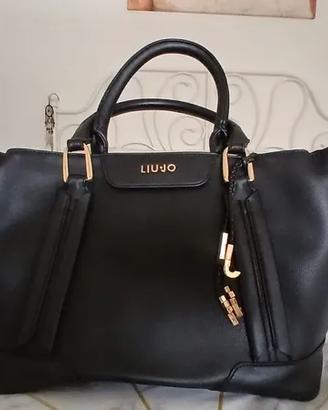 Borsa firmata LiuJo con pendenti