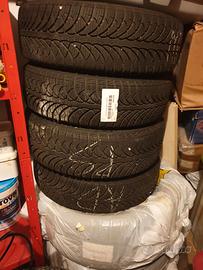 Gomme nuove con cerchi