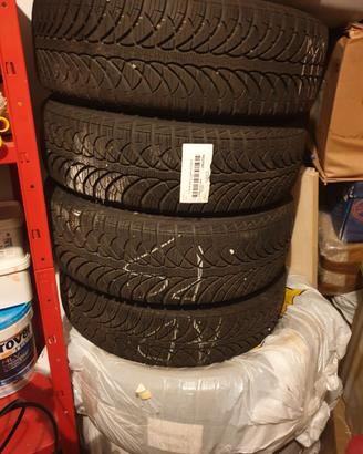 Gomme nuove con cerchi