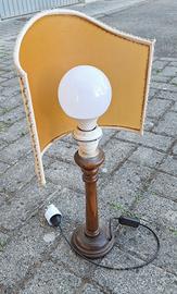 Lampada da tavolo classica in legno con paralume 