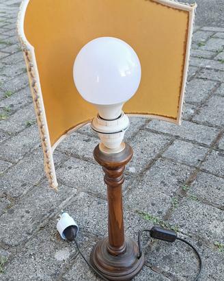 Lampada da tavolo classica in legno con paralume 