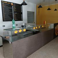 arredi pizzeria, banconi, tavoli, sedie, ed altro