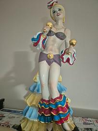 Statuina donna con maracas