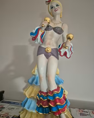 Statuina donna con maracas