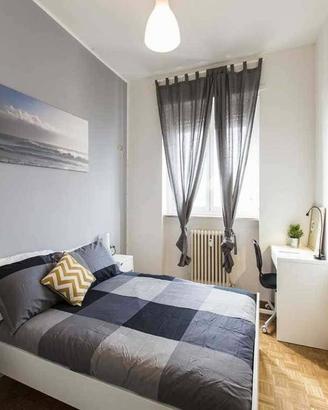 Stanza in appartamento di 219 m² a Corsico