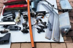  vari pezzi di ricambio Alfa Romeo 75 