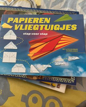 Manuale per costruire aeroplanini di carta