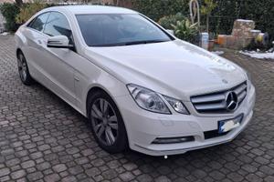 Magnifica Mercedes E200 CGI coupé bianca