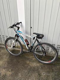 Bicicletta mtb vector