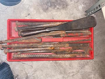 Scalpelli grandi e picccoli chiavi tubo ferramenta