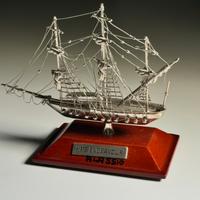 Modellino HMS Endeavour su base in legno
