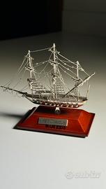 Modellino HMS Endeavour su base in legno