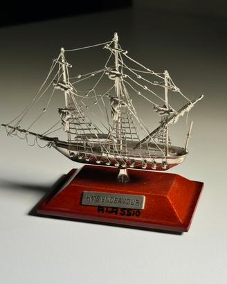 Modellino HMS Endeavour su base in legno