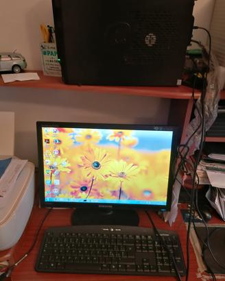 PC fisso con monitor 