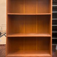 Libreria in legno con ripiani regolabil
