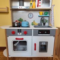 Cucina con stoviglie, frutta e verdura