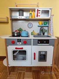 Cucina con stoviglie, frutta e verdura