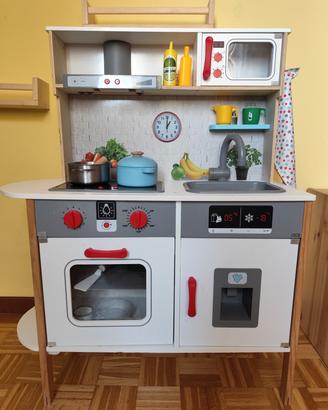 Cucina con stoviglie, frutta e verdura