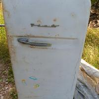 Frigorifero vintage da restaurare